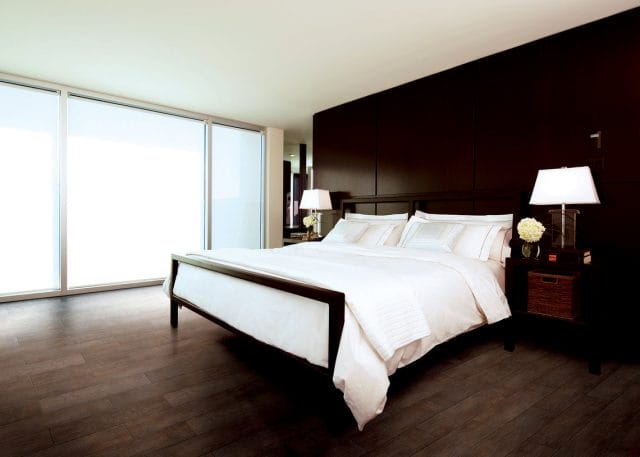ห้องนอนที่ปูพื้นด้วยกระเบื้องลายไม้สีน้ำตาลเข้ม รุ่น eco foresta จาก wdc